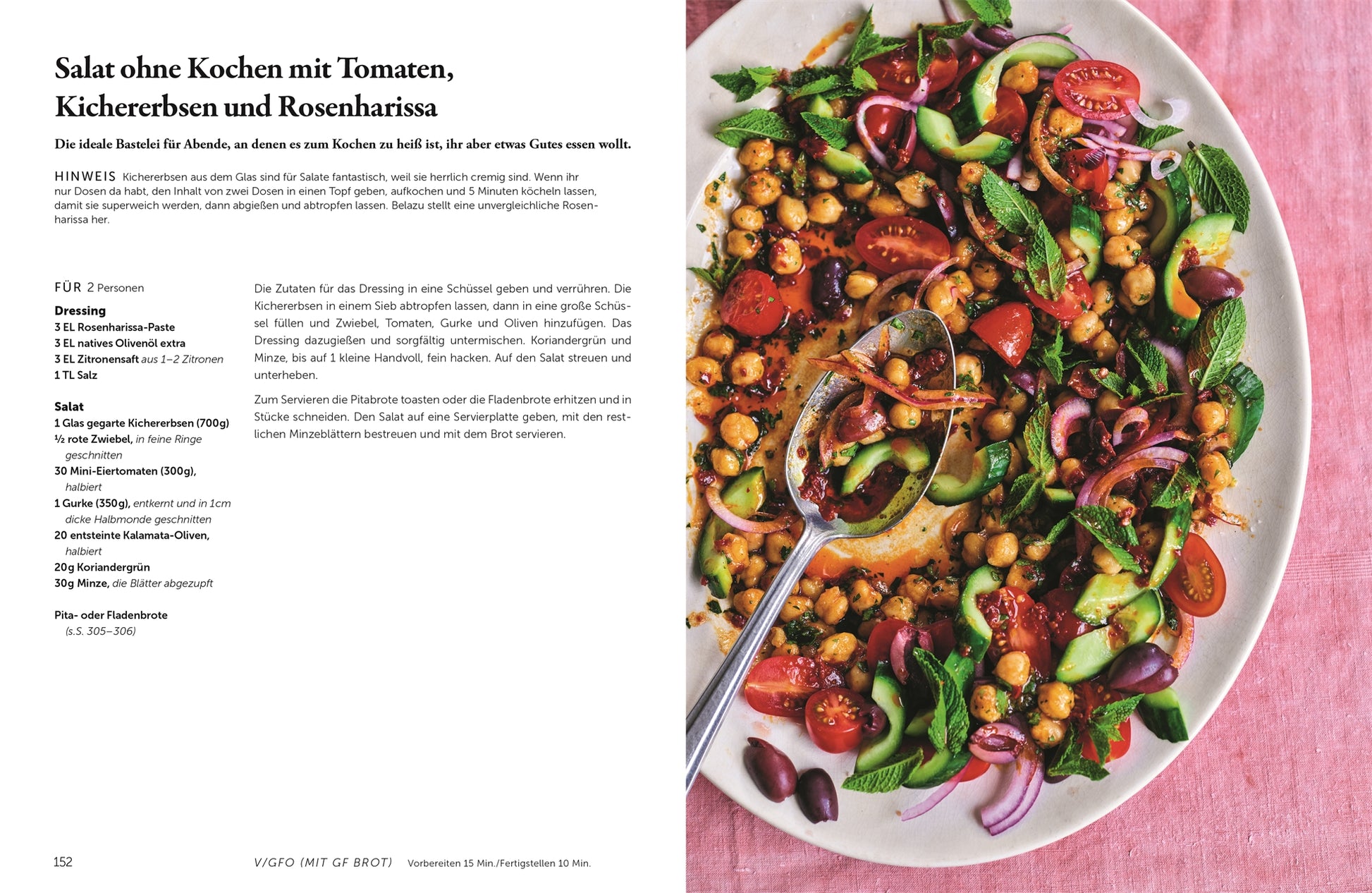 Ein farbenfroher Salat mit Tomaten, Kichererbsen, Grünzeug und Nüssen auf einem rosafarbenen Teller - ideal für Fans von "Happy - weil diese Rezepte glücklich" aus dem DK Verlag. Das vegane Rezept ist auf der linken Seite des Bildes abgebildet.