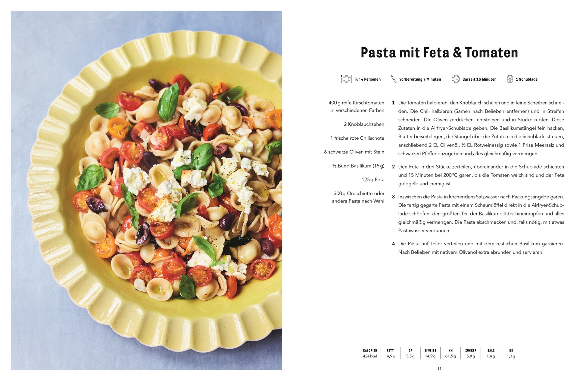 Auf einem gelben Teller liegen Orecchiette mit Tomaten, Feta, Basilikum und Oliven - ein leuchtendes Rezept aus dem Buch Easy Air Fryer des DK Verlags. Die deutsche Anleitung ist rechts abgebildet.