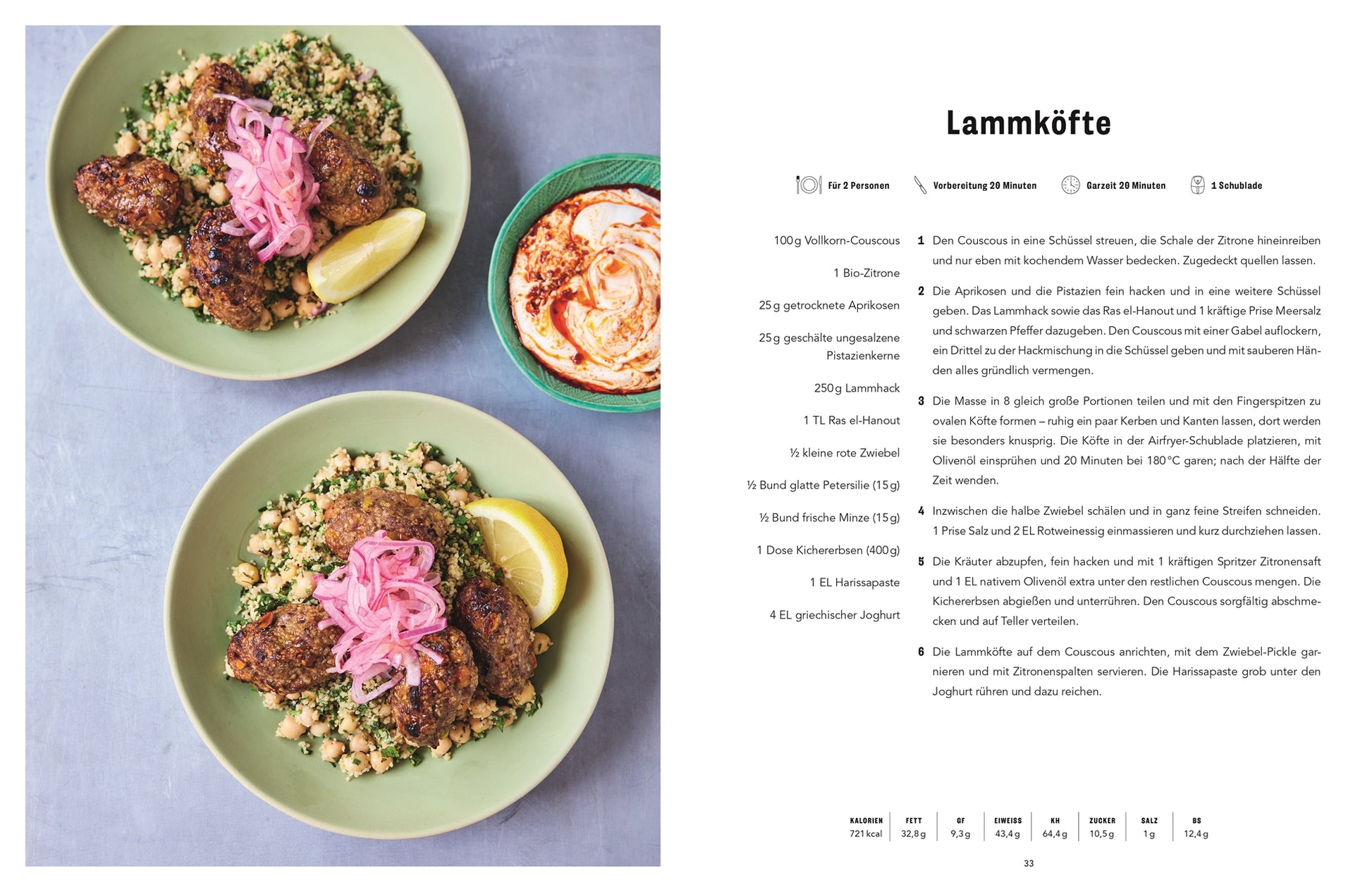 Zwei grüne Teller mit Lamm-Kofta, Couscous, eingelegten Zwiebeln und Zitronenspalten auf einer blauen Fläche - daneben steht ein Schälchen Dip mit roter Würze. Lassen Sie sich inspirieren, dieses Gericht mit der Easy Air Fryer des DK Verlags nachzukochen!.