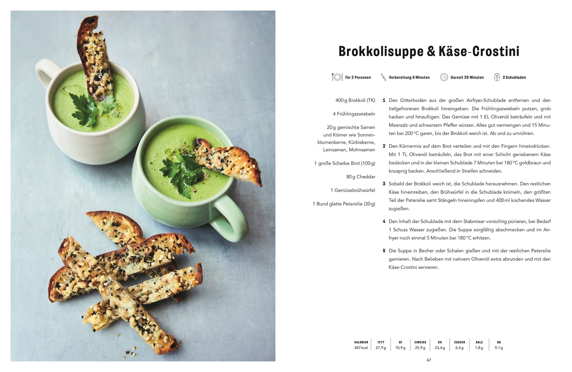 Zwei grüne Becher mit cremiger Brokkolisuppe und Crostini mit Käsekruste stehen auf einer hellen Fläche. Rechts ist ein Rezept aus der Easy Air Fryer des DK Verlags abgebildet, das sich perfekt für die Zubereitung von Kräuter-Crostini zum Dippen eignet.