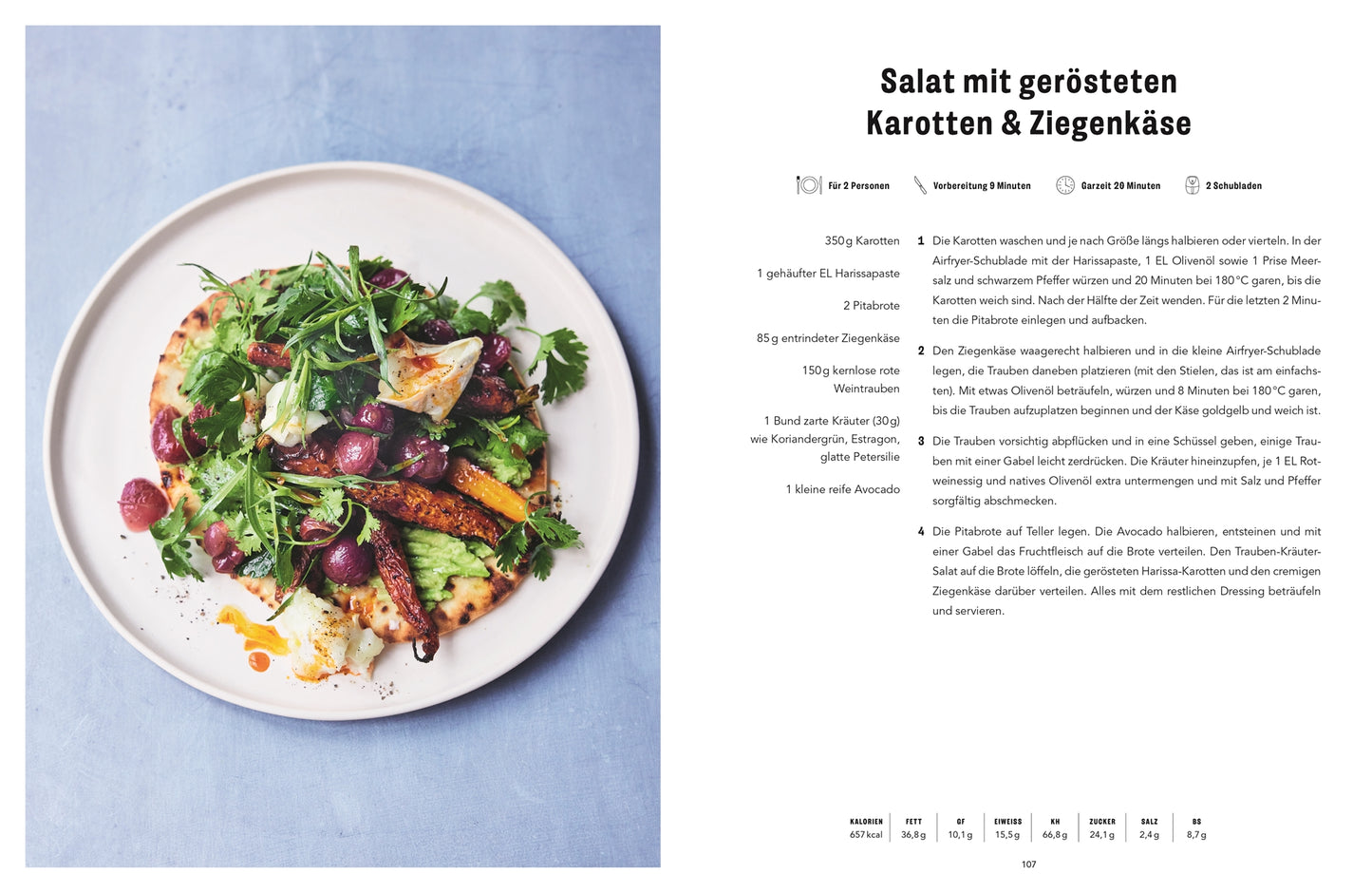 Ein Salat mit gerösteten Karotten aus der Easy Air Fryer des DK Verlags, Blattgemüse, roten Zwiebeln, Weintrauben, Nüssen und Käse liegt auf einer weißen Fläche. Ein Rezept mit Zutaten und Airfryer-Rezepten ist rechts zu sehen.