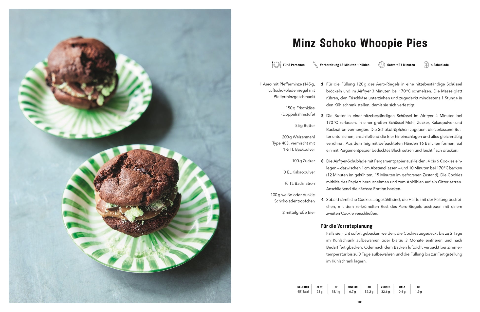 Zwei grün gestreifte Teller mit Minz-Schoko-Whoopie-Pies stehen auf einer hellblauen Fläche. Auf der rechten Seite zeigt ein deutsches Rezept mit dem Titel "Minz-Schoko-Whoopie-Pies" die Easy Air Fryer des DK Verlags für kreative Heißluftfritteuse Ideen.