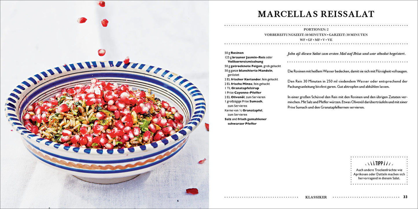 Eine farbenfrohe Schüssel Reissalat von LEON. Hundert Salate aus dem Dumont Verlag ist mit Granatapfelkernen und Kräutern garniert und liegt auf einer weißen Fläche. Daneben liegen verstreut Kerne. Rezeptdetails finden Sie rechts im Bild.