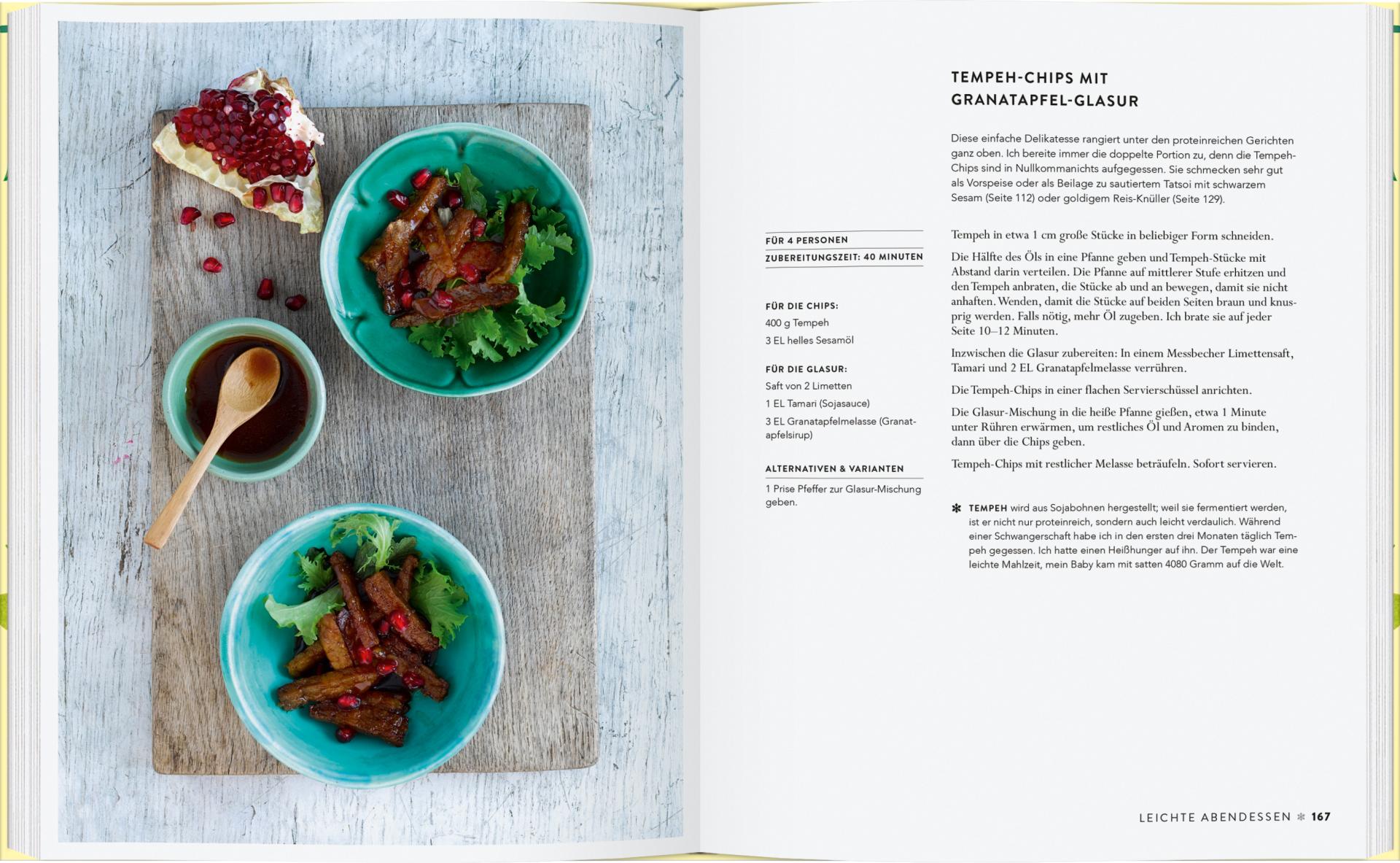 Eine Kochbuchseite aus "Vergnügt Vegan" vom Gerstenberg Verlag zeigt rechts ein Rezept für Tempeh-Chips mit Granatapfelglasur und links zwei tealfarbene Schalen mit Tempeh-Chips, Koriander, Soße und Granatapfelkernen.