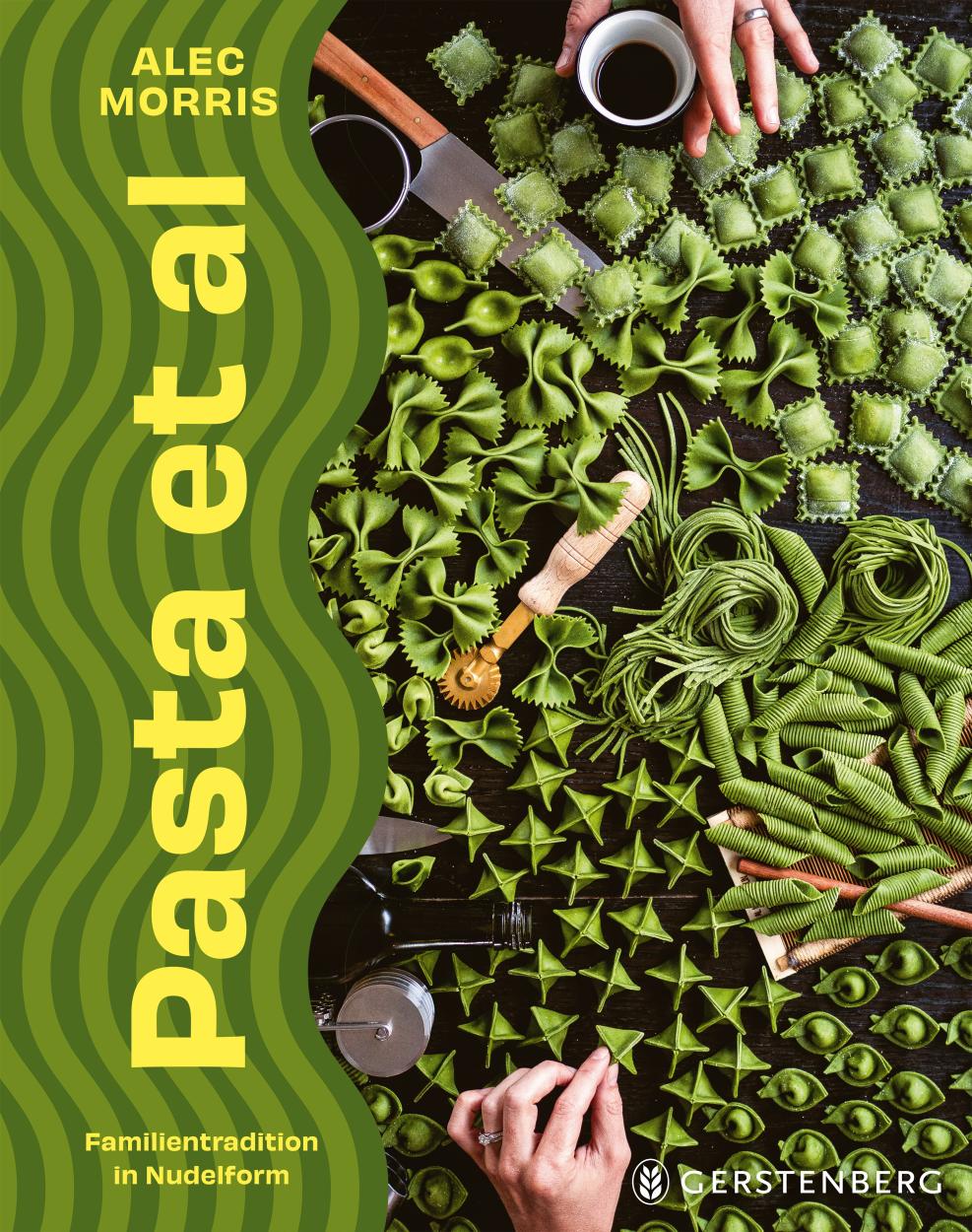 Grüne Nudelformen sind auf einer dunklen Fläche angeordnet, während Hände Nudeln herstellen. Das Buch "Pasta et al" vom Gerstenberg Verlag bietet Rezepte und Schritt-für-Schritt-Anleitungen für jeden Koch.