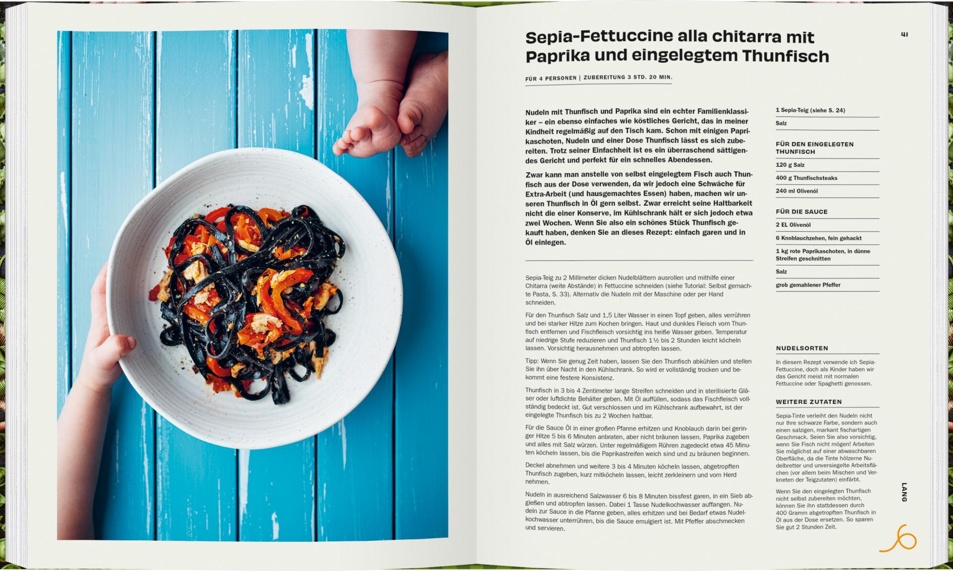 Eine Seite aus dem Kochbuch "Pasta et al" von Gerstenberg Verlag zeigt eine weiße Schüssel mit schwarzer Pasta, Paprika und Thunfisch auf blauem Holztisch; daneben stehen die deutschen Schritt-für-Schritt-Anleitungen.