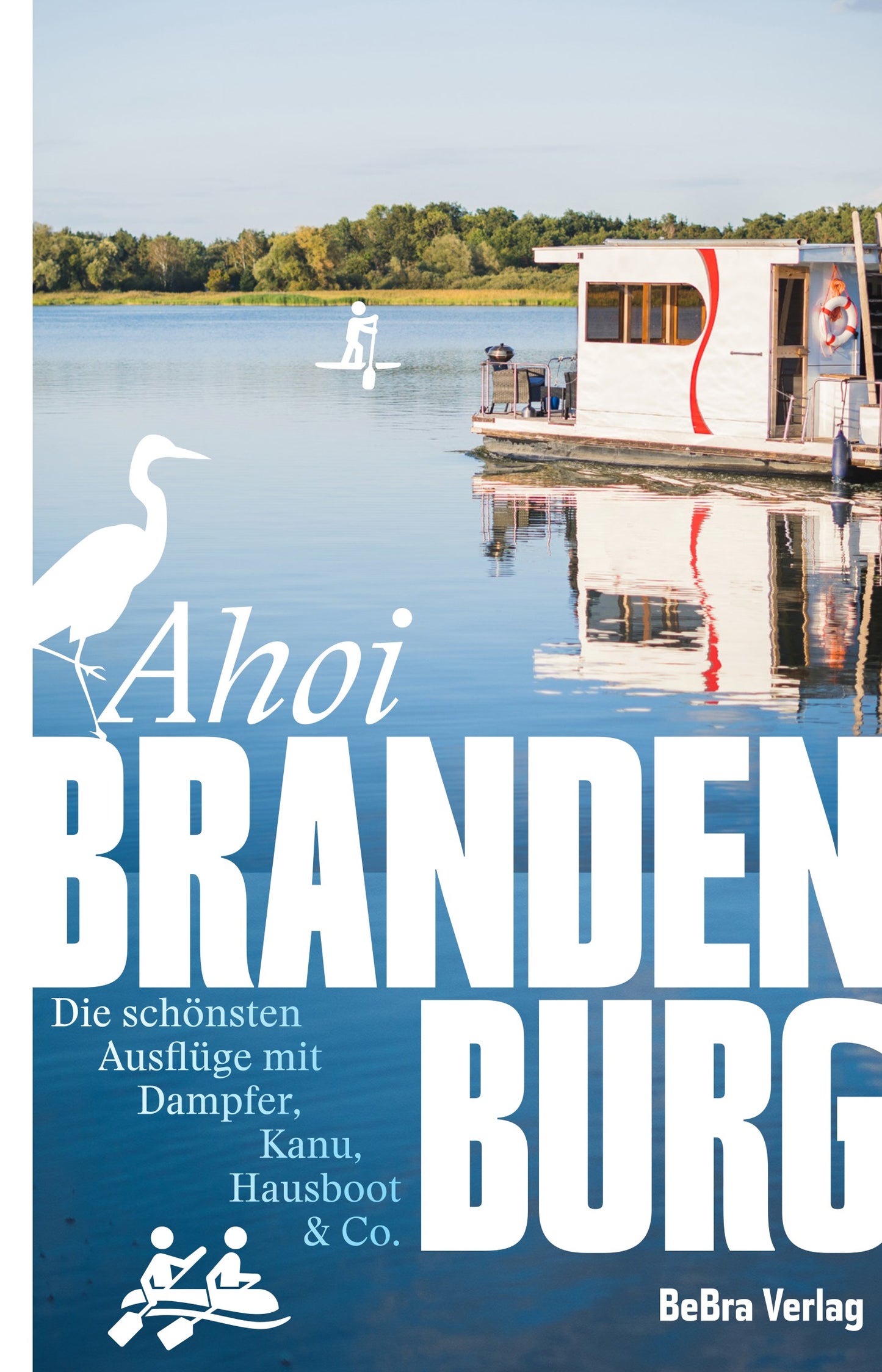 Ein modernes Hausboot schwimmt auf einem ruhigen See mit einem Paddelboardfahrer in der Nähe und üppigen Bäumen am Ufer. Der fettgedruckte weiße Text wirbt für "Ahoi, Brandenburg" vom Bebra Verlag, der Ausflüge auf Brandenburgs malerischen Gewässern anbietet.