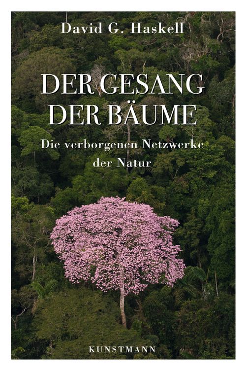 Das Buchcover von „Der Gesang der Bäume“ (dtv Verlag) zeigt einen üppig grünen Wald mit einem rosa blühenden Baum in der Mitte, der die Vernetzung der Natur symbolisiert. Titel und Autorname sind in weißer Schrift auf dem Bild zu sehen.