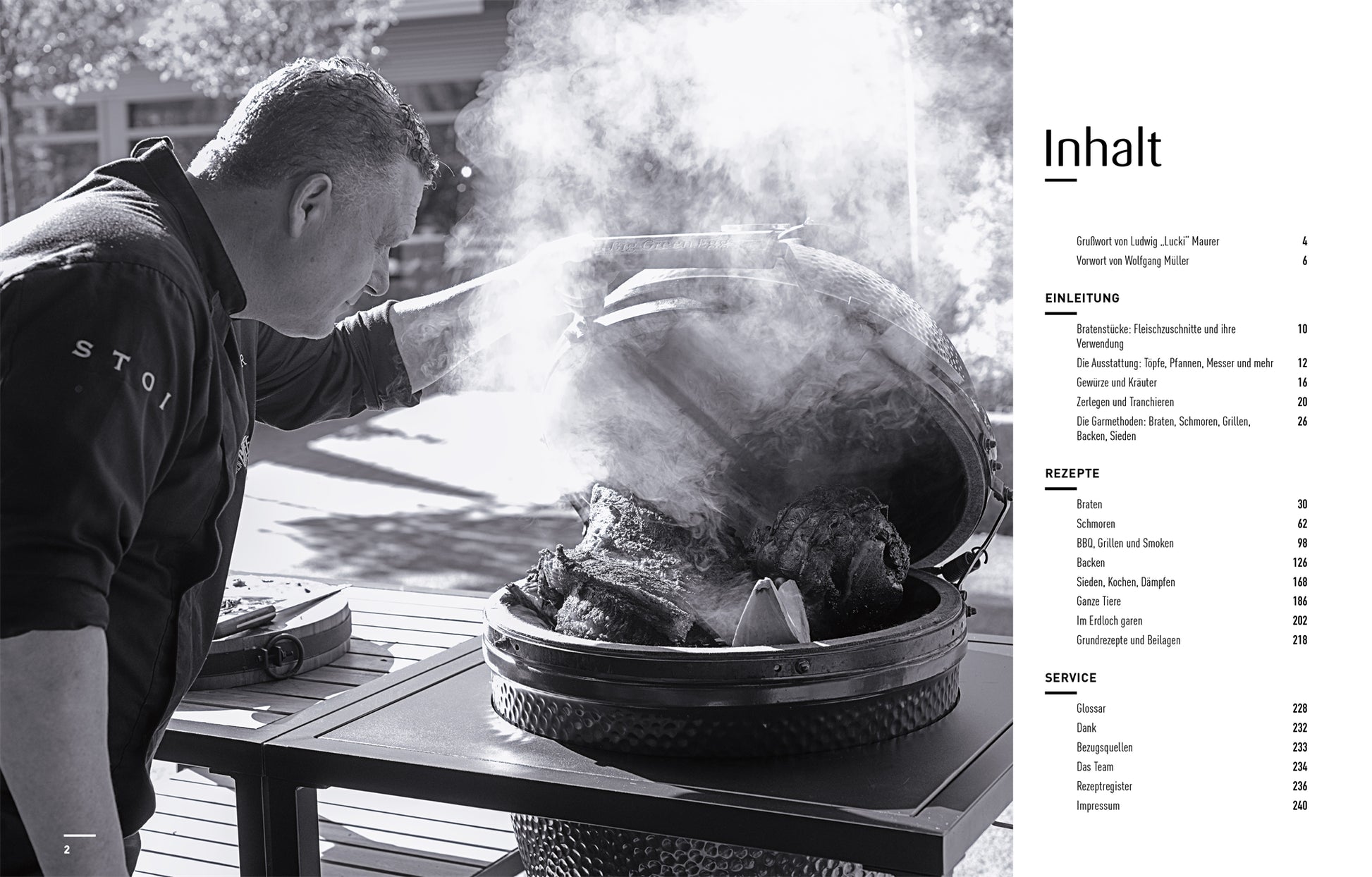 Ein Mann im "Stolt"-Hemd grillt Fleisch auf einem Keramikgrill, Dampf steigt auf; neben ihm liegt "Braten" vom DK Verlag, ein Kochbuch mit leckeren deutschen Bratenrezepten.