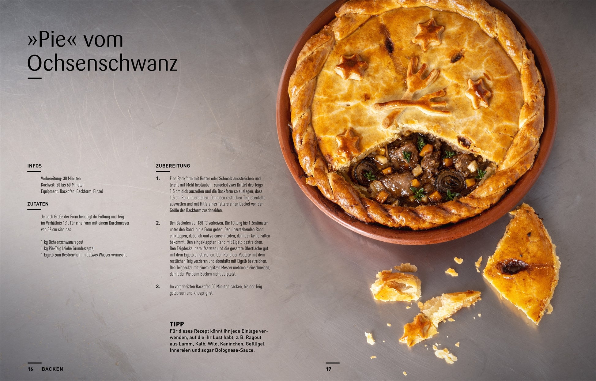 Ein gebackener Ochsenschwanzkuchen mit goldbrauner Kruste und Teigsternen liegt auf einer grauen Fläche. Inspiriert von Braten-Rezepten aus "Braten" des DK Verlags, ist die herzhafte Füllung in einer aufgeschnittenen Scheibe sichtbar. Der Text des Rezepts erscheint auf der linken Seite.