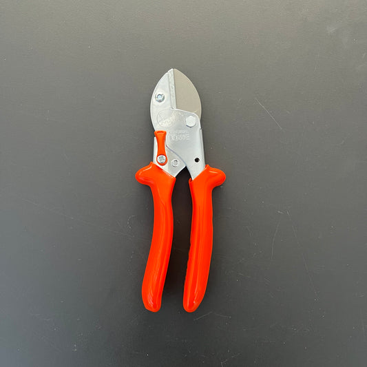 Die Original Löwe 5 - Classic Easy Cut Gartenschere von Löwe mit Amboss-Technik hat leuchtend rote Griffe und eine silberne Klinge, die auf einer schlichten schwarzen Oberfläche abgebildet ist.