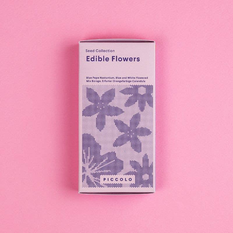 Eine rechteckige Schachtel mit der Aufschrift "Piccolo Seeds - Essbare Blumen" von Piccolo Seeds ist vor einem rosa Hintergrund abgebildet. Die Samenpackung zeigt ein lila Blumenmuster und listet im Inneren verschiedene essbare Blumen auf, die sich hervorragend als Salatblüten eignen.