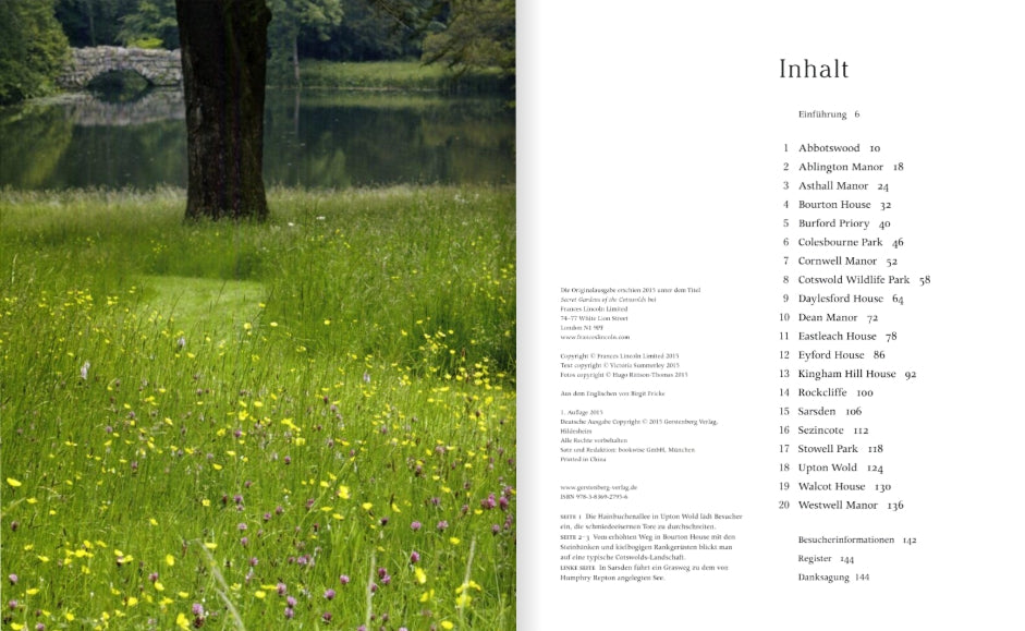 Ein Foto einer Wildblumenwiese an einem ruhigen See beschwört den Charme Englands herauf, während auf der rechten Seite ein deutsches Inhaltsverzeichnis mit Gutsnamen aus "Die Geheimen Gärten der Cotswolds" vom Gerstenberg Verlag zu finden ist.