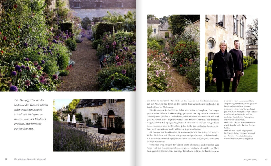 Eine Doppelseite aus "Die Geheimen Gärten der Cotswolds" vom Gerstenberg Verlag zeigt blühende englische Gärten, ein Steinhaus und zwei Menschen. Der Text in deutscher Sprache beschreibt die Schönheit der Gärten und des Anwesens.