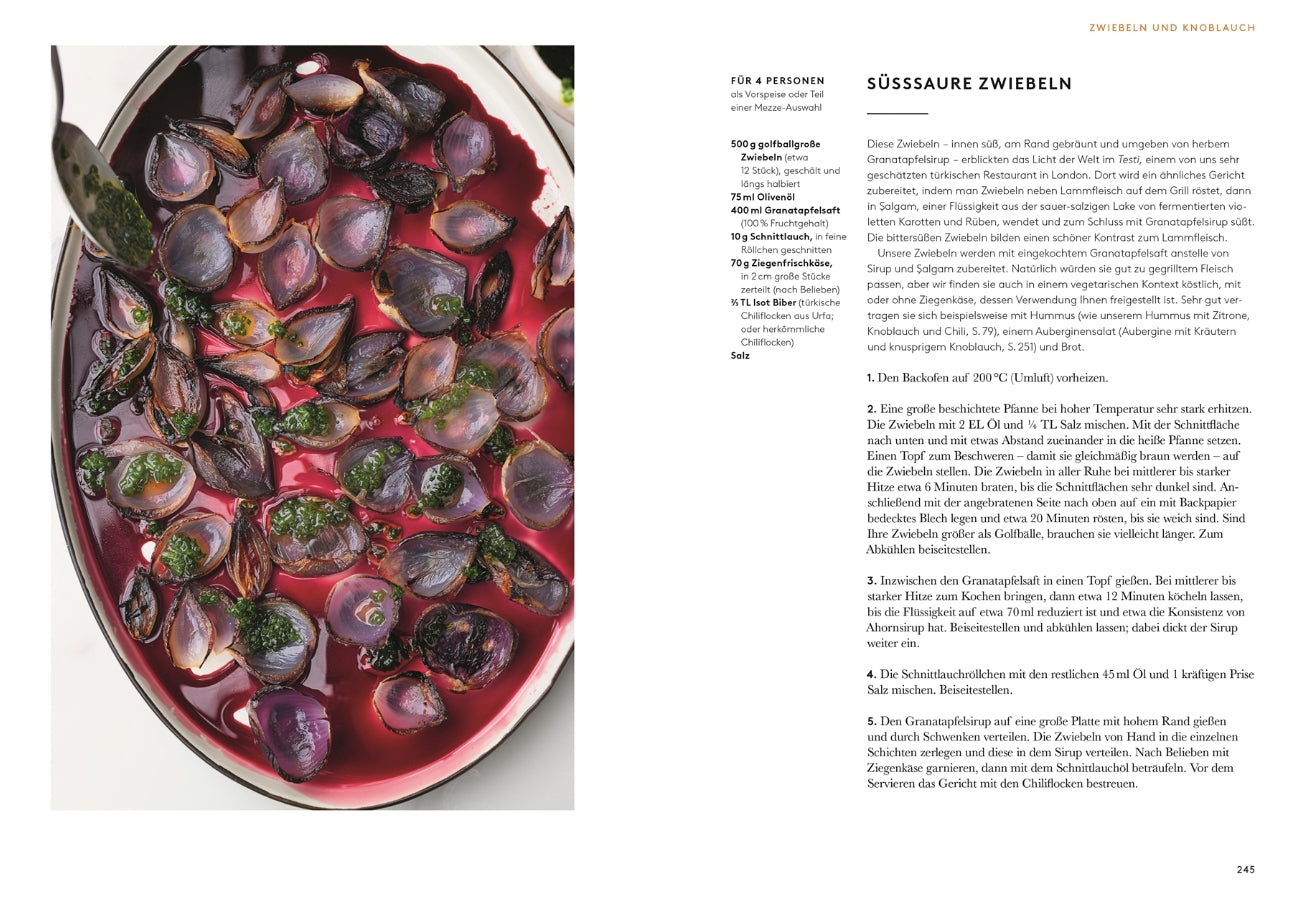 Eine Nahaufnahme von glänzenden, karamellisierten, gerösteten roten Zwiebeln mit lebhaftem Saft, garniert in einer Schale neben einem deutschen veganen Rezepttext aus "Flavour" vom DK Verlag, inspiriert von Yotam Ottolenghi.