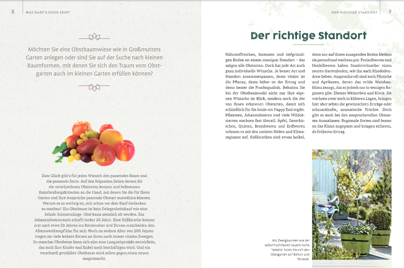 Eine Doppelseite aus „Obstgarten – einfach machen!“ des Verlags Eugen Ulmer zeigt links Äpfel und Birnen, rechts einen Topfbaum im Weidenkorb sowie Tipps zur Wahl des besten Platzes für den Obstanbau im eigenen Garten.