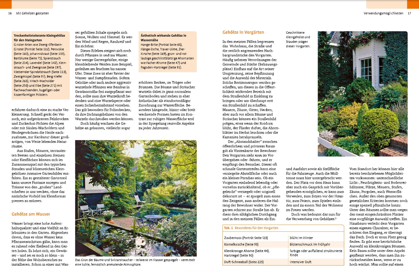 Eine Magazinstrecke zeigt die Gehölze von A-Z des Ulmer Verlags, mit deutschem Text und lebendigen Fotos von üppigen Gärten, Gartenmöbeln, einem Teich und einem weißen, von Weinreben umrankten Haus inmitten von schönem Grün.