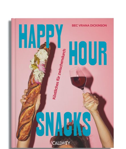 Buchcover von "Happy Hour Snacks: Köstliches für Zwischendurch" vom Callwey Verlag. Eine Hand hält ein gefülltes Baguette mit Charcuterie, eine andere ein Glas Rotwein. Der fettgedruckte Text in Türkis und Rosa verspricht einfache Snacks für jede Gelegenheit.
