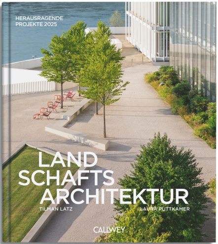 Das Buchcover von "Landschaftsarchitektur 2025" aus dem Callwey Verlag zeigt eine moderne Landschaftsgestaltung - geordnete Bäume, Bänke und Wege in der Nähe eines schlichten Glasgebäudes - und zeigt den Titel und die Autoren Tilman Latz und Aura Puttkamer.