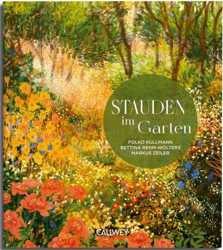Das Buchcover von "Stauden im Garten" aus dem Callwey Verlag zeigt ein impressionistisches Gemälde von bunten Gartenpflanzen und leuchtenden Blumen mit üppigem Blattwerk. Der Titel und die Namen der Autoren erscheinen in einem grünen Kreis.