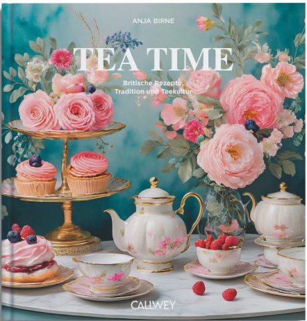 Das Buch "Tea Time" vom Callwey Verlag zeigt ein elegantes Teeservice mit Blumengeschirr, Gebäck, Beeren und rosa Rosen auf pastellblauem Hintergrund. Der deutsche Text auf dem Umschlag weist auf die Liebe der Briten zum Tee hin.