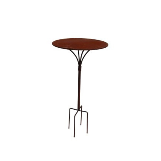 Der Hirsch Gartenstecktisch ist ein stabiler, massiver Deko-Beistelltisch aus Metall mit einer Tischplatte von Ø41 cm und einer Höhe von 59 cm. Er hat vier geometrische Beine und ein minimalistisches, modernes Design, das von Edelrost-Oberflächen inspiriert ist.