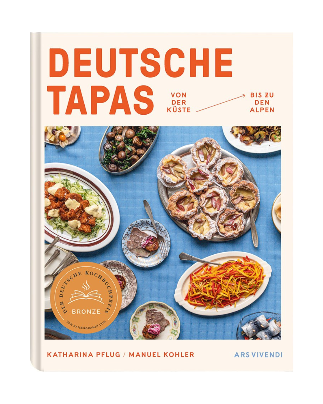 Das Cover des Buches Deutsche Tapas | Häppchenweise durch die Republik vom Ars Vivendi Verlag zeigt deutsche Häppchen auf kleinen Tellern auf blau-weißen Tischtüchern. Der fettgedruckte rote Titel und die Namen der Autoren erscheinen auf dem Umschlag.
