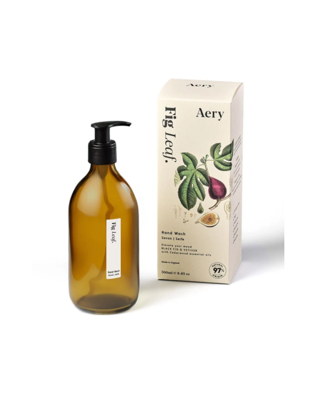 Eine Pumpflasche aus braunem Glas mit der Aufschrift "Aery | 'Fig Leaf' Handseife 500 ml" steht neben einer cremefarbenen Schachtel mit Feigen und Blättern, die den von William Morris inspirierten Stil widerspiegelt. Auf der Schachtel sind die Marke Aery und Produktdetails abgebildet.