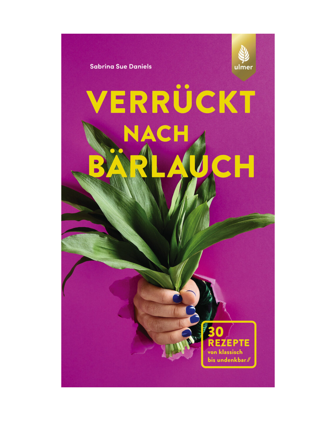 Eine Hand mit blauen Nägeln hält frische Bärlauchblätter vor einem violetten Hintergrund. Auf dem Buchcover des Ulmer Verlags steht: Verrückt nach Bärlauch | kreative Rezepte & Wildkräuterküche, mit 30 leckeren Wildkräuterrezepten.