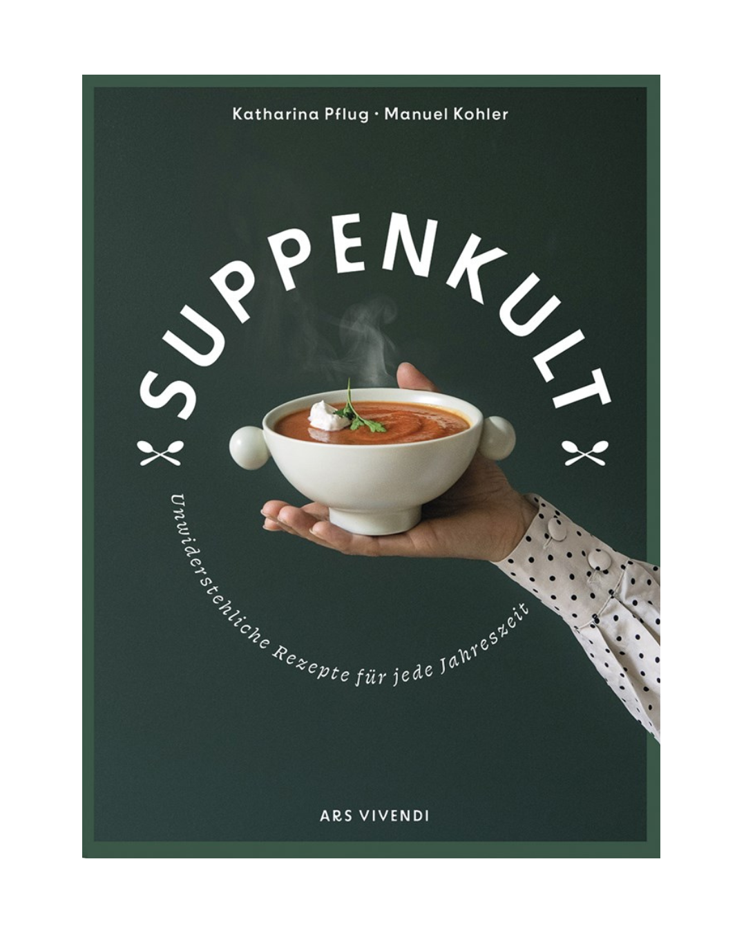 Eine Person hält eine weiße Schüssel mit Suppe mit Kräutern und Sahne vor einem dunkelgrünen Hintergrund. Über der Schüssel stehen der Buchtitel "Suppenkult | Suppenrezepte aus aller Welt" und der Ars Vivendi Verlag.