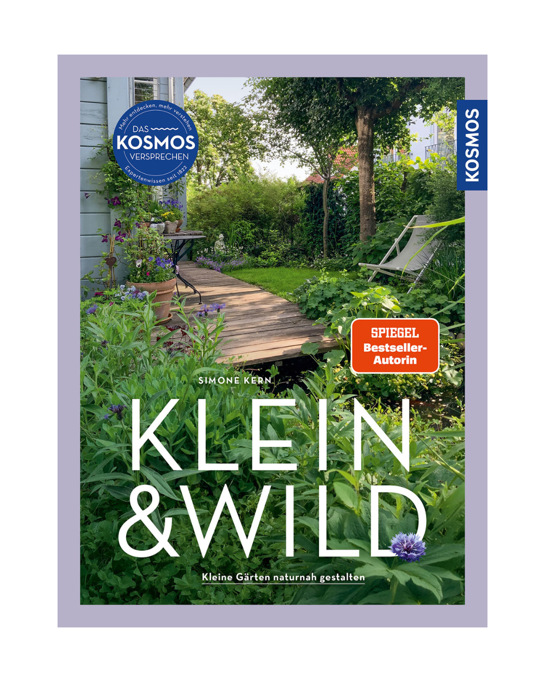 Das Cover von "Klein und wild | Kleine Gärten naturnah gestalten" aus dem Kosmos Verlag zeigt einen Naturgarten mit Holzdeck und Pflanzen, versehen mit Titel, Untertitel, Spiegel-Bestseller-Plakette und Kosmos-Logo - eine ideale Inspiration für insektenfreundliche kleine Gärten.
