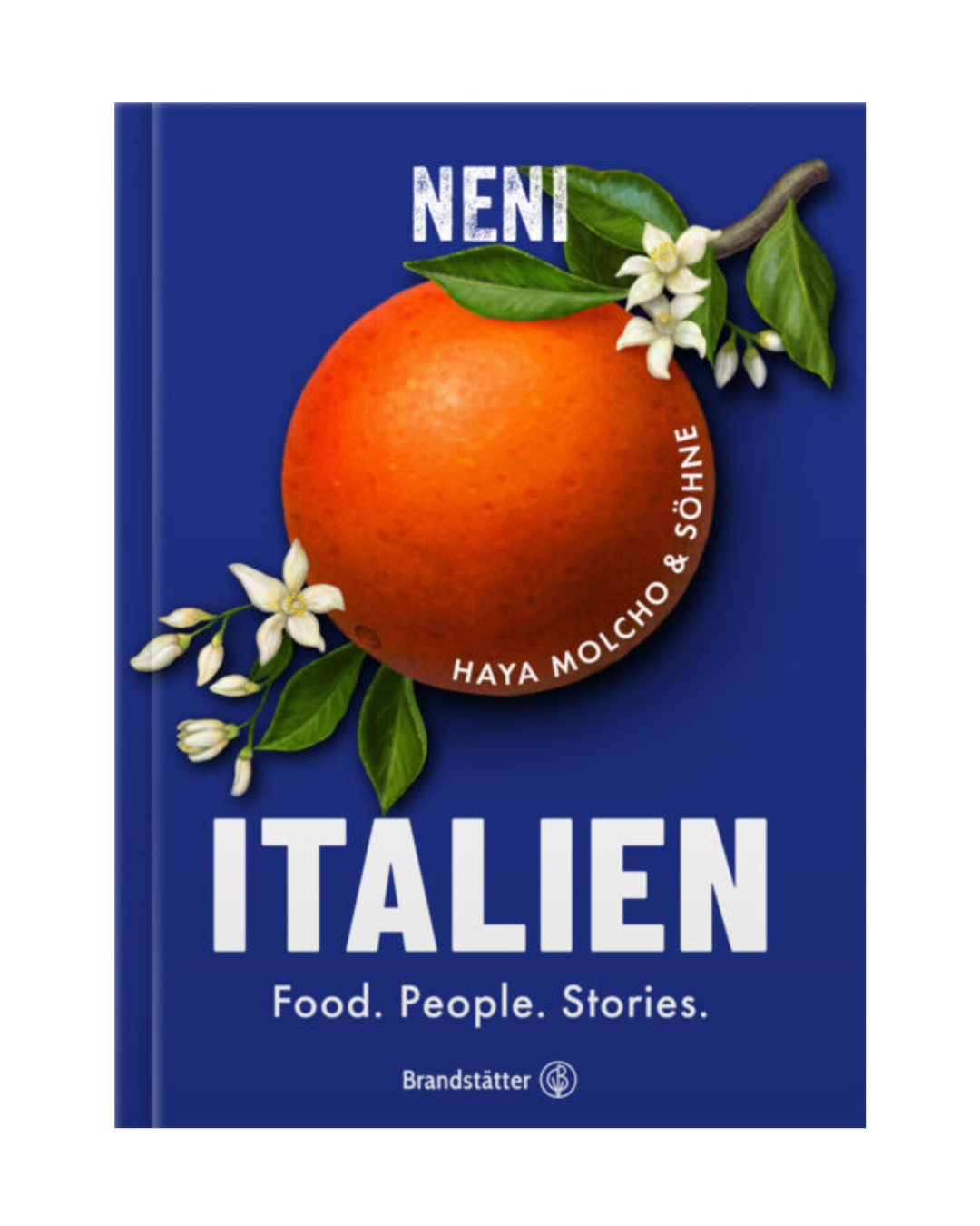 Einband mit großen orangefarbenen und weißen Blüten auf blauem Grund. Text: Italien | Essen. Menschen. Geschichten. von NENI Haya Molcho & Söhne, Brandstätter Verlag. Ein inspirierendes Kochbuch mit italienischer Küche und levantinischen Rezepten.