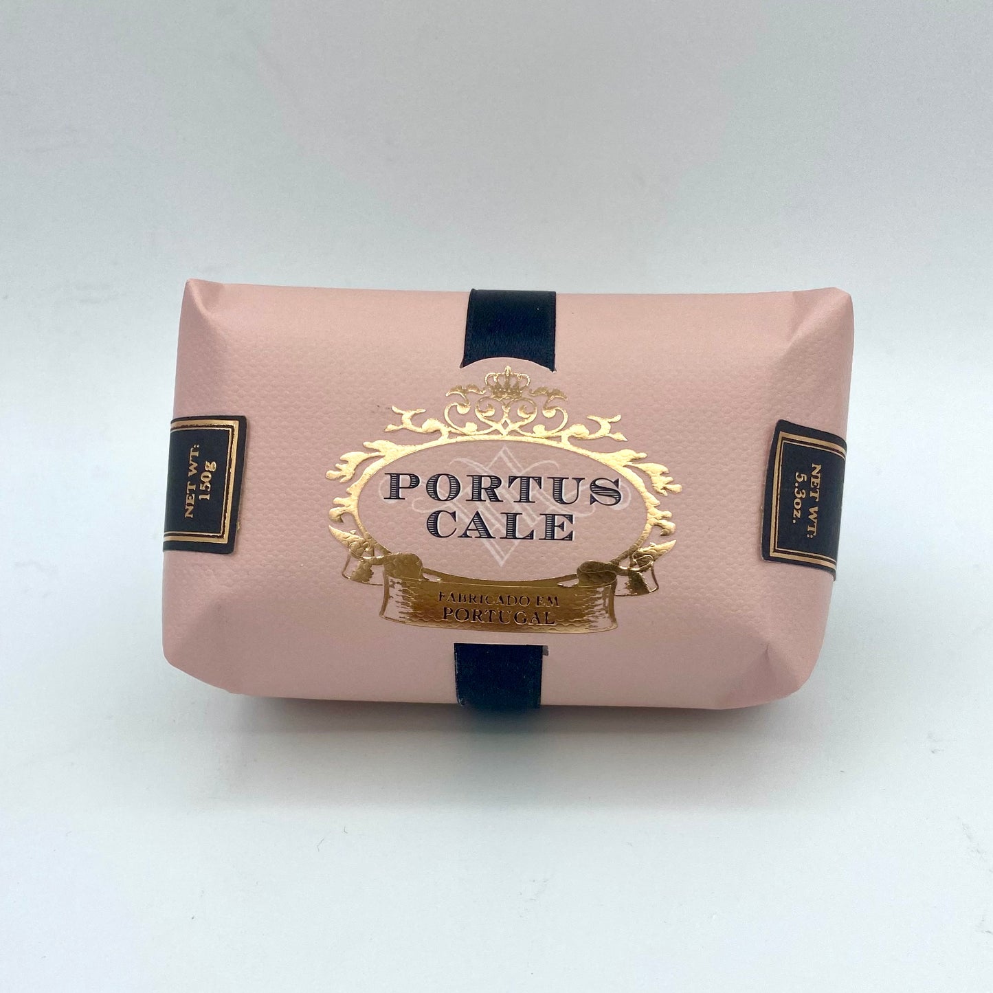 Der rosafarbene Castelbel Seife Portus Cale Rosé Blush 150 g Riegel mit goldenem und schwarzem Portus Cale-Etikett duftet sanft nach Lotusblume und wird in Portugal hergestellt. Gewicht: 150 Gramm (5,3 Unzen).