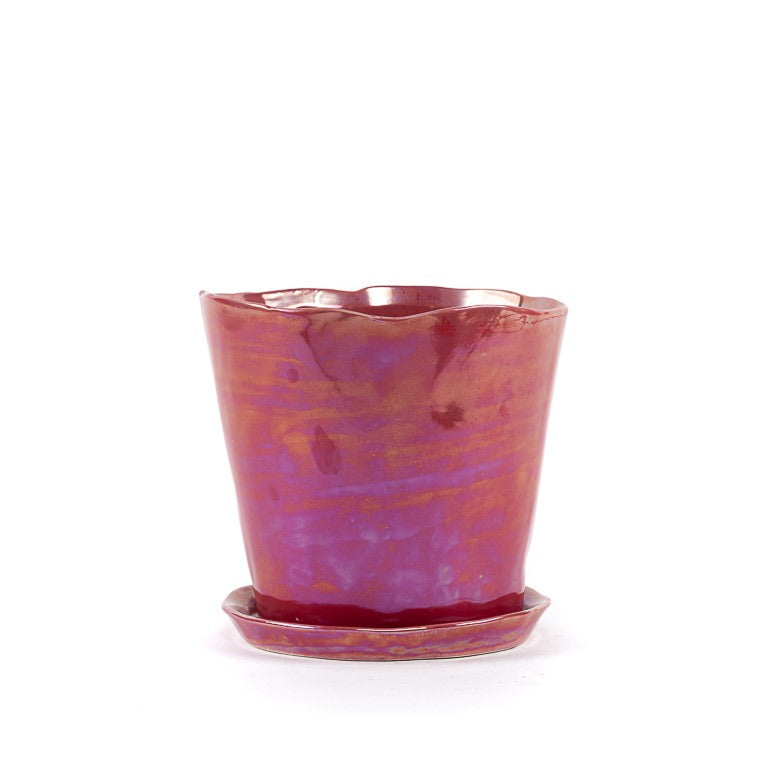 Der Blumentopf von Des Pots aus glasierter Keramik in Rot besticht mit glänzender Oberfläche, unregelmäßigem Rand und schimmernden Akzenten. Er steht auf einer passenden Untertasse und bietet edle Glasur, hergestellt von Des Pots.