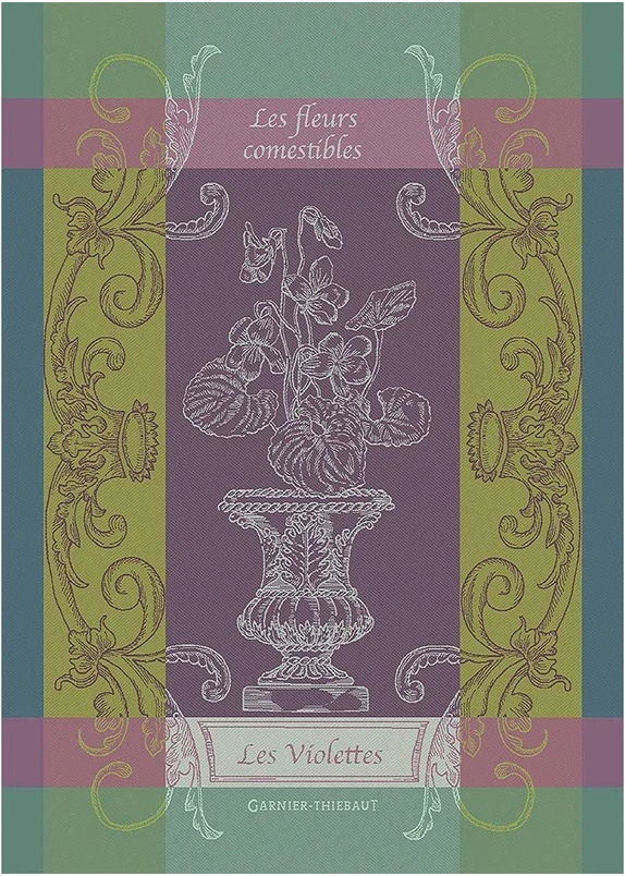 Ein dekorativer Bucheinband, inspiriert von dem Geschirrtuch Garnier Thiebaut "Les Violettes" aus der Königlichen Gartenakademie, mit weißen Veilchen in einer Vase auf lila und grün mit verzierten Goldborten.