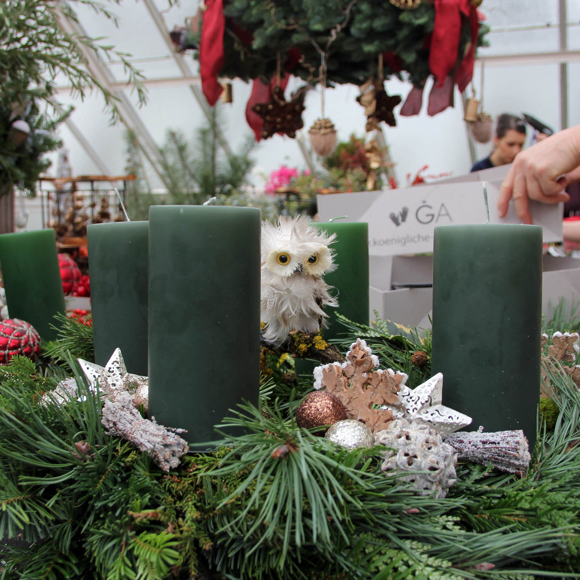 Kommen Sie zu Thea Carlins Adventskranzbinden-Workshop am Di. 25.11.2025, 10-12 Uhr, und basteln Sie einen festlichen Kranz (bis 30 cm) mit grünen Kerzen, Tannenzweigen und weihnachtlichen Ornamenten - perfekt für Ihre Winterdekoration!.
