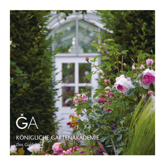 Ein üppiger Garten mit rosafarbenen Rosen und Grünpflanzen führt zu einer weißen gewölbten Glastür, die echte Gartenkultur verkörpert. Text: Reiseführer der Königlichen Gartenakademie von Königliche Gartenakademie.