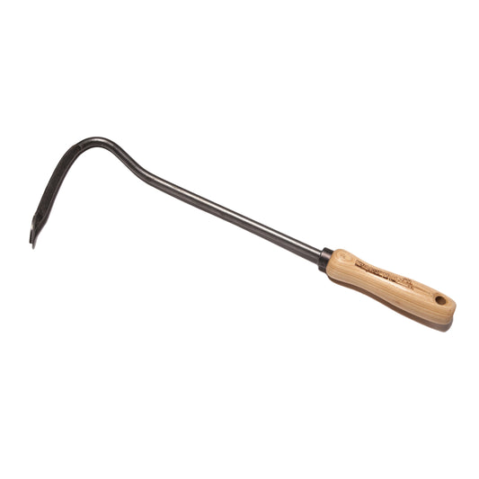 Der Krumpholz Sauzahn Bodenlüfter von Krumpholz ist ein Handwerkzeug mit gebogener Metallklinge und Eschenholzgriff, ideal für Gartenarbeiten wie Jäten oder Bodenbearbeitung.