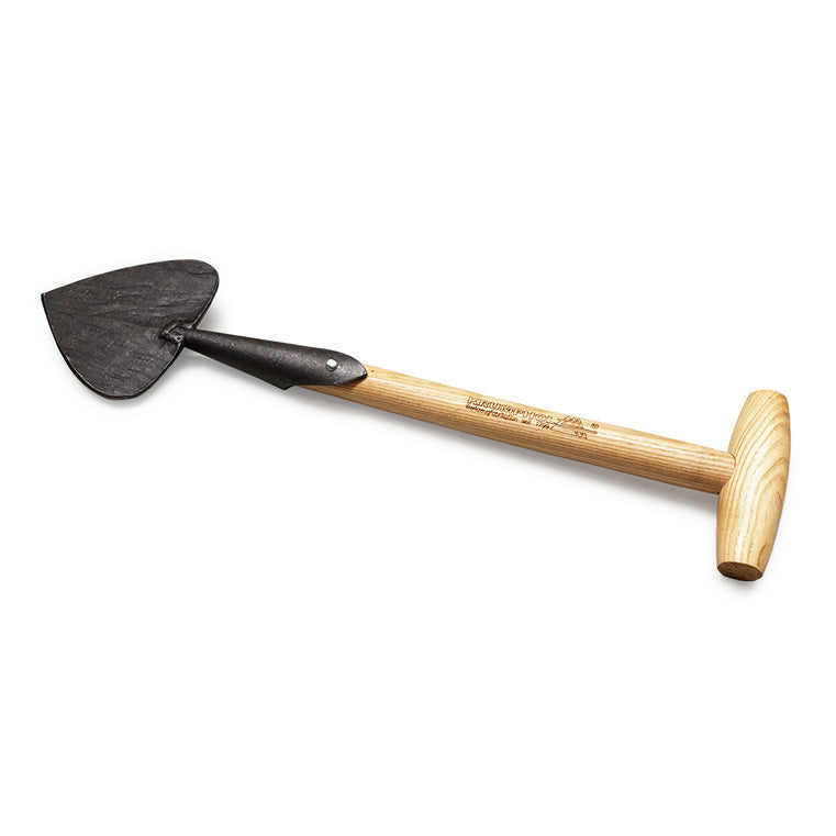 Der Krumpholz Staudenspaten mit Eschen T-Stiel von Krumpholz verfügt über eine flache, herzförmige schwarze Metallklinge mit einer scharfen Spitze und einem T-Griff aus heller Esche, abgebildet auf weißem Hintergrund.