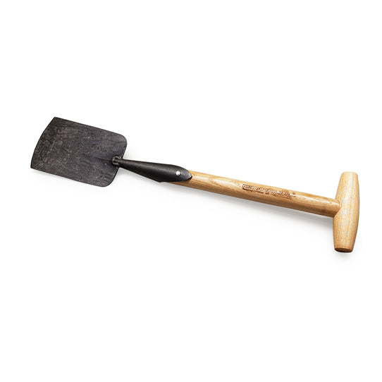 Der Krumpholz Handspaten mit T-Stiel von Krumpholz hat eine flache, rechteckige Metallklinge und einen Eschenholz-T-Stiel Griff, der isoliert auf weiß abgebildet ist.