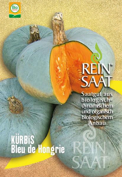 Drei runde, blaugraue ReinSaat - Kürbis 'Bleu de Hongrie'-Kürbisse, einer geschnitten, um leuchtend orangefarbenes Fruchtfleisch zu zeigen. Text: REIN SAAT, KÜRBIS 'Bleu de Hongrie', biologische & biodynamische Cucurbita maxima der Marke Reinsaat.