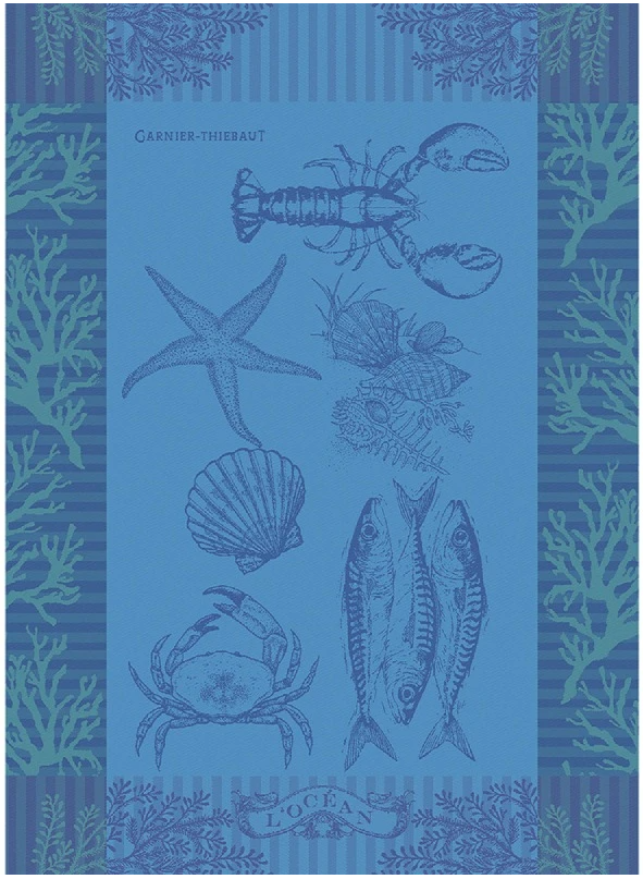 Das Geschirrtuch Garnier Thiebaut 'L'Ocean Bleu' von der Königlichen Gartenakademie zeigt blaue und blaugrüne Meerestier-Illustrationen sowie die Worte "Garnier-Thiebaut" und "L'Océan" auf diesem stilvollen Küchenhandtuch.