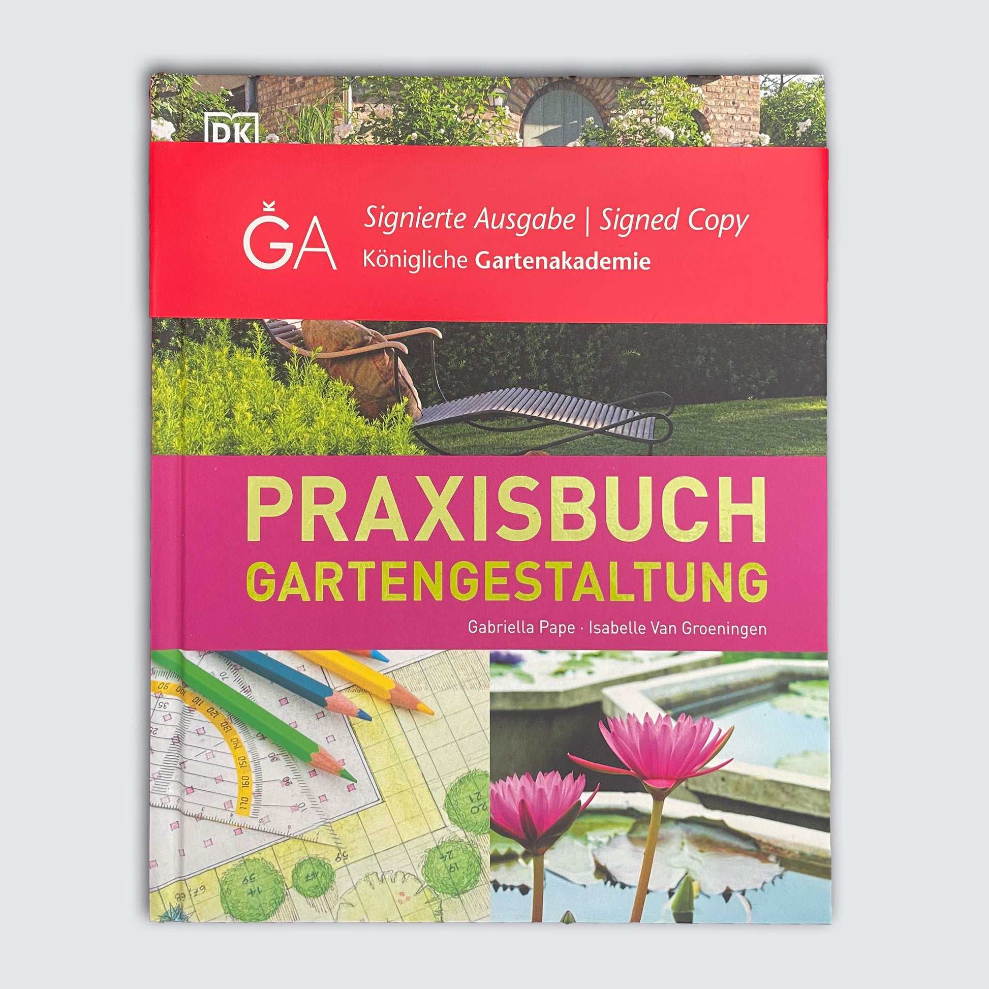 Umschlag des Praxisbuchs Gartengestaltung der KGA, der einen Garten, einen Gartenplan mit Lineal und rosa Seerosen zeigt. Der Umschlag trägt die Aufschrift "Signierte Ausgabe".