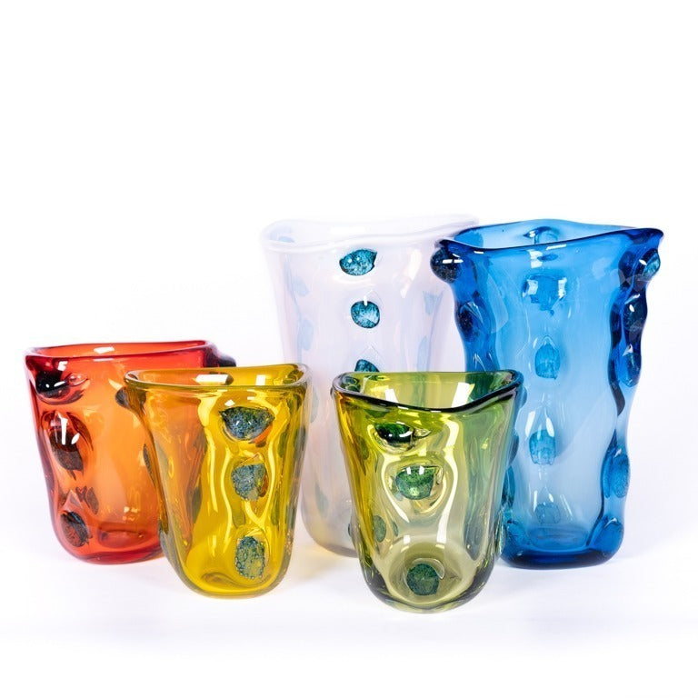 Die Vase von Des Pots | Blau Weiß aus Glas von Des Pots ist eine strukturierte Glasvase in Blau und Weiß mit kreisförmigen, erhabenen Flecken. Sie misst D 20 cm und H 22 cm und wird vor einem weißen Hintergrund präsentiert.