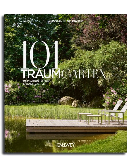 Buchcover für 101 Traumgärten vom Callwey Verlag, das einen üppigen Garten mit Teich, blühenden Blumen, Bäumen und Liegestühlen zeigt. Der Titel und der Name des Verlags sind in weißer Schrift dargestellt.