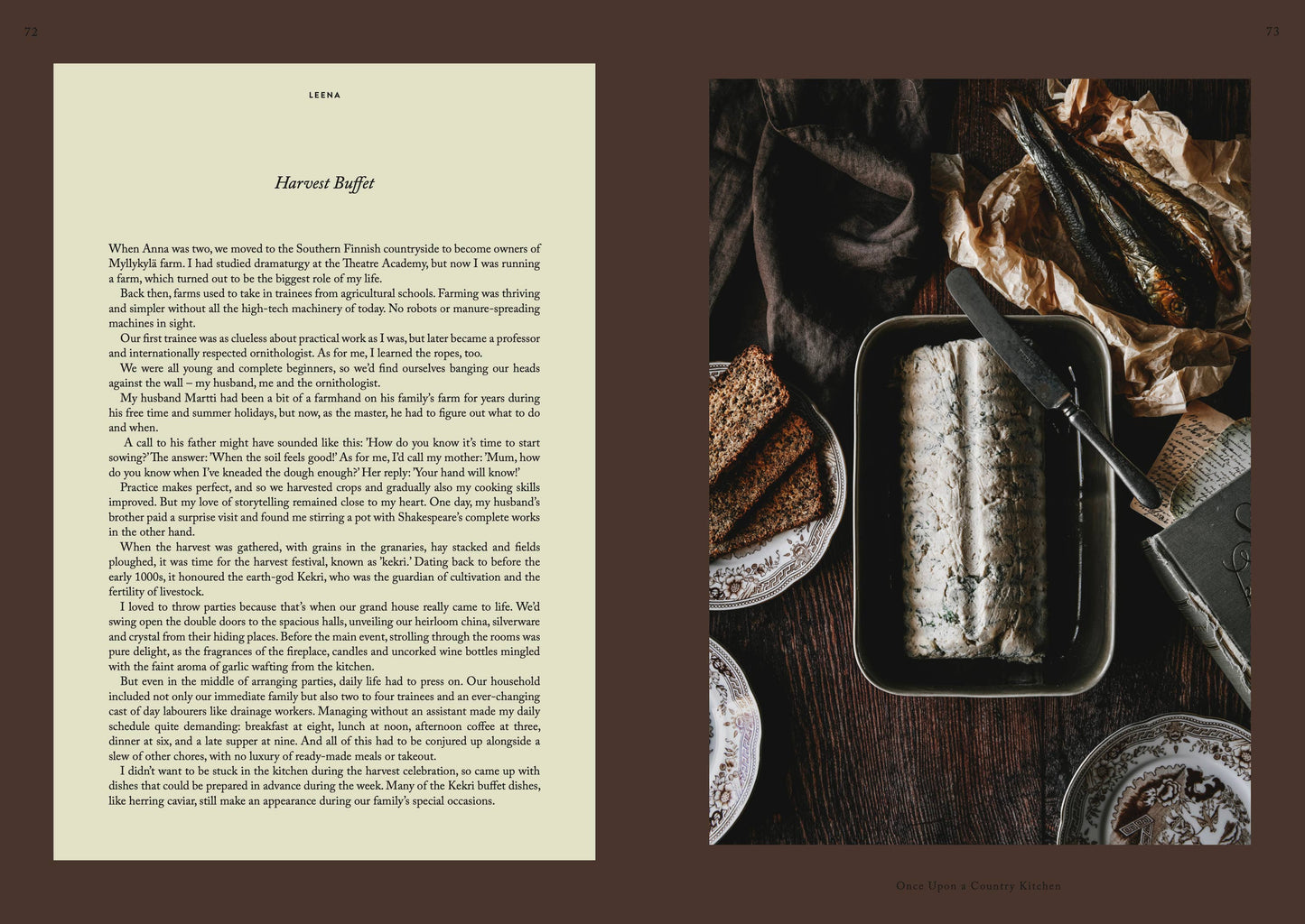 Links ist auf cremefarbenem Papier der Text „Harvest Buffet“ zu sehen; rechts sind auf rauen Oberflächen dunkles Brot, geräucherter Fisch und Filets ausgestellt – eine Szene aus „Cozy Publishing – Es war einmal eine Landhausküche“, die perfekte Inspiration für jedes Kochbuch.