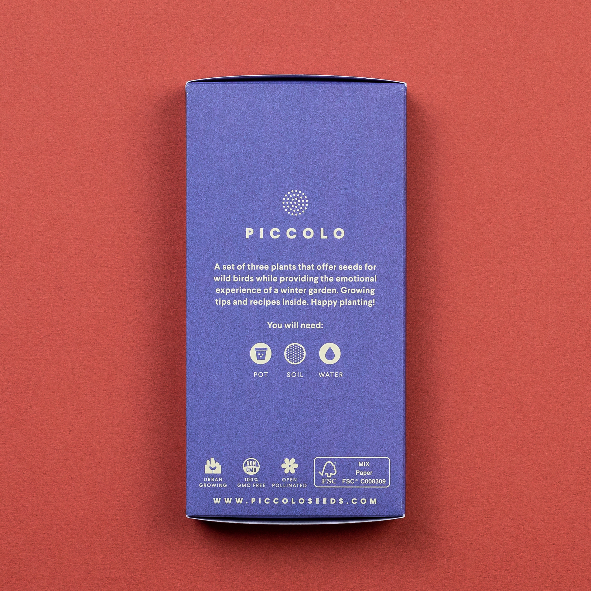 Eine blaue Samenpackung von Piccolo Seeds – Fütterungskräuter für Vögel – liegt auf rotem Grund. Sie enthält Samen für drei vogelanlockende Pflanzen und listet Topf, Erde und Wasser nach Bedarf auf. Symbole und Website-Informationen erscheinen unten.