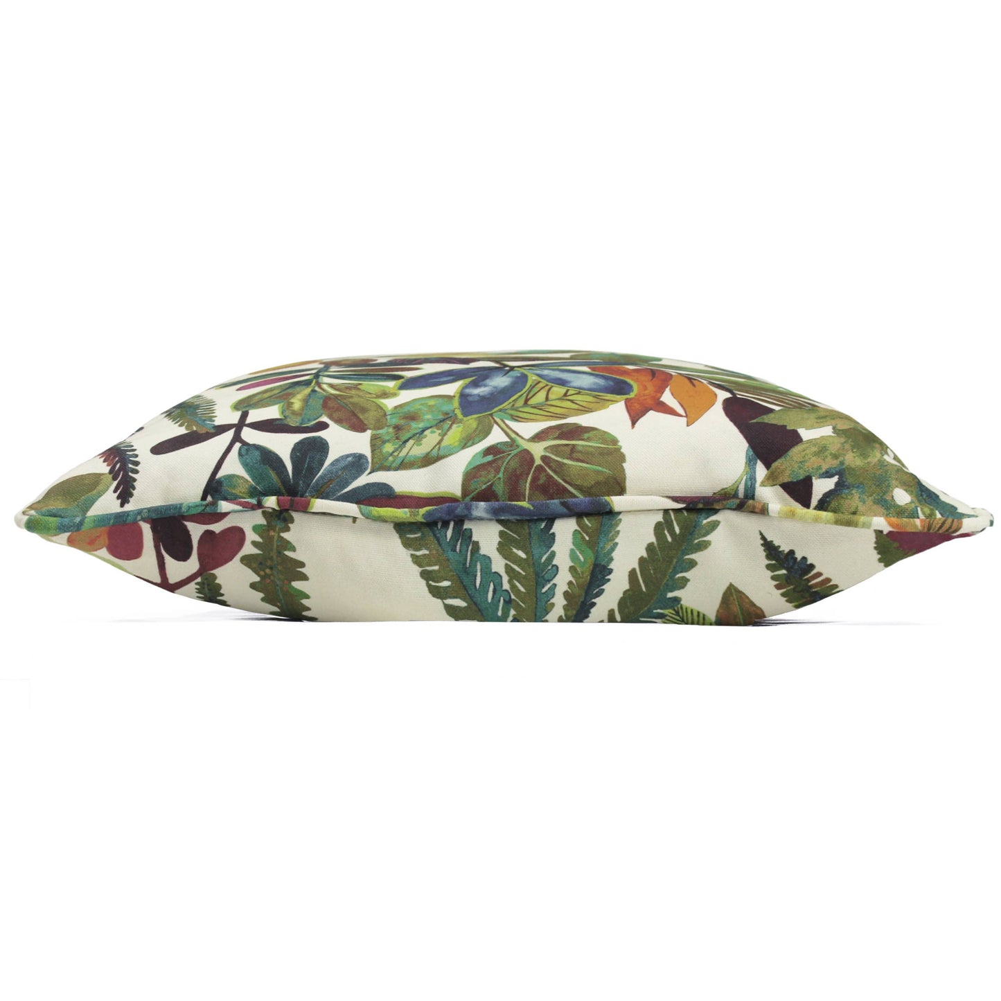 Das Riva Home - Tonga Kissen Jewel zeigt einen bunten botanischen Druck mit grünen Blättern, eleganter Paspelierung und sorgt als dekoratives Highlight der Marke Riva Home für ein stilvolles Ambiente.