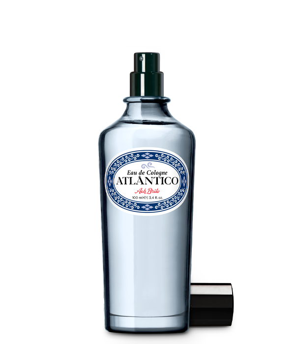 Das Ach.Brito - Eau de Cologne - Atlântico 100 ml besteht aus einem klaren Glasflakon mit blau-weißem Etikett, schwarzer Sprühdüse und silberner Metallkappe und verströmt einen erfrischenden Duft.