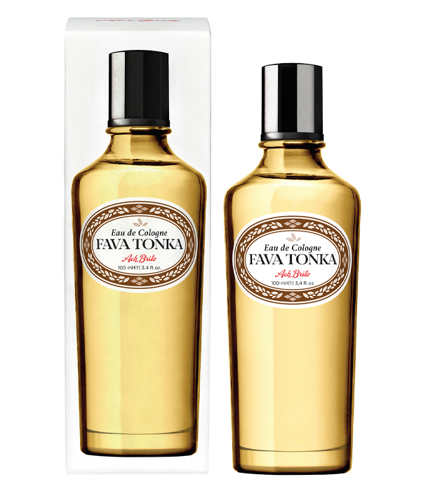 Zwei Braunglasflakons von Ach.Brito - Eau de Cologne - Fava Tonka 100 ml mit schwarzem Verschluss; der eine steht vor einer passenden weißen Schachtel, der andere allein - und unterstreicht das charakteristische Tonkabohnen-Aroma des Duftes.